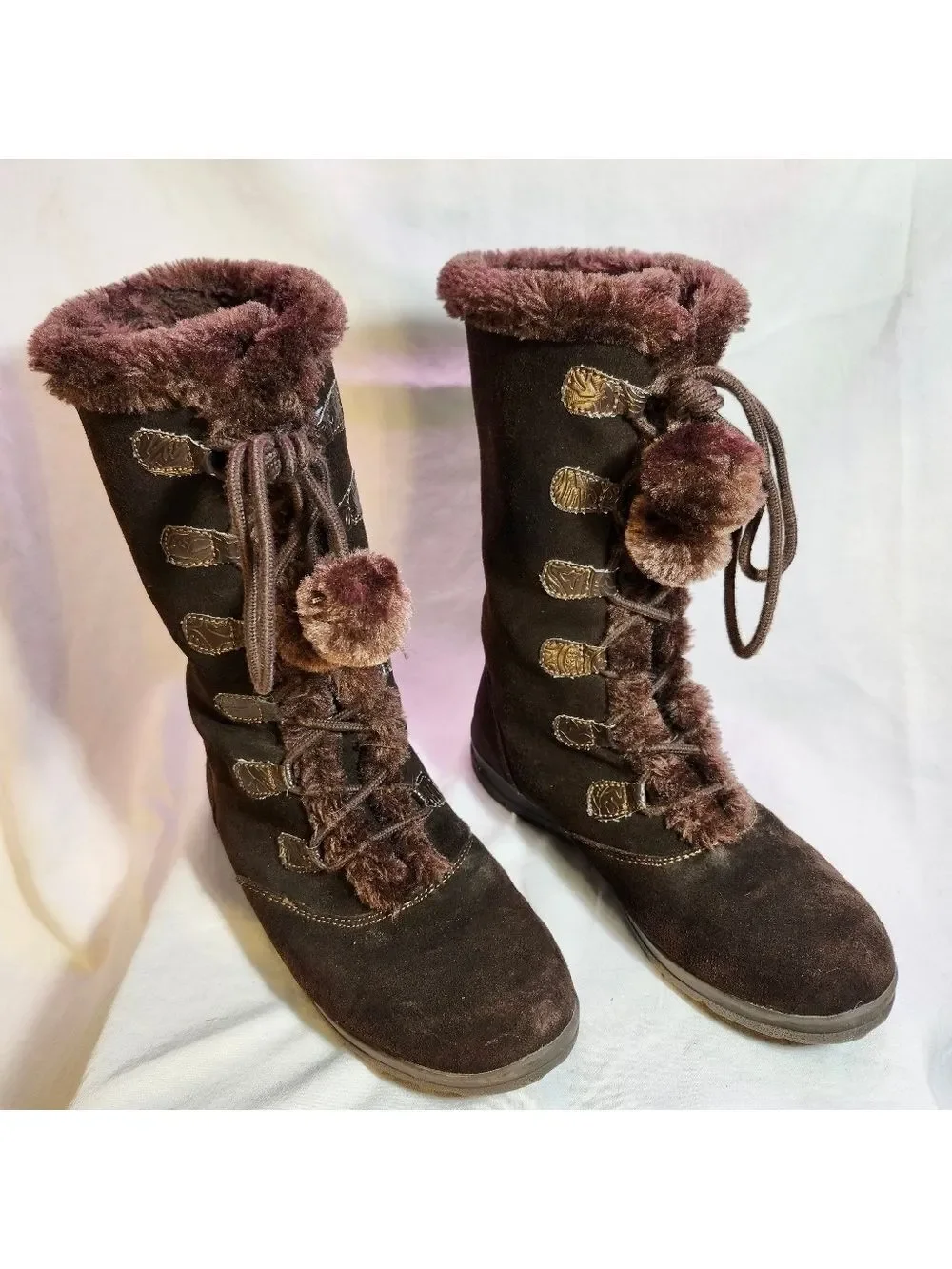 White Mountain vintage design faux sharpa lining suede leather w/cute pom poms
